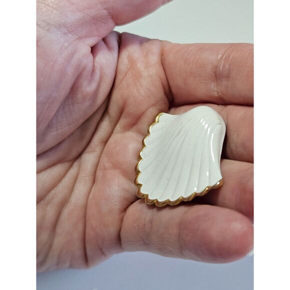 Direction One white and gold tone shell pendant - Picture 2 of 10